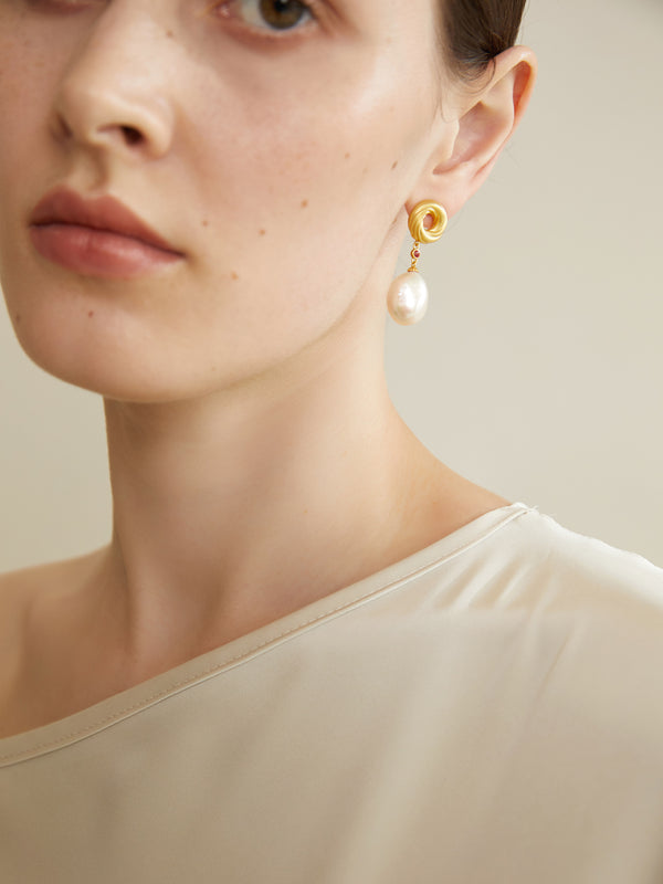 「WAVE」Heirloom Huggie Enamel Pearl Earrings